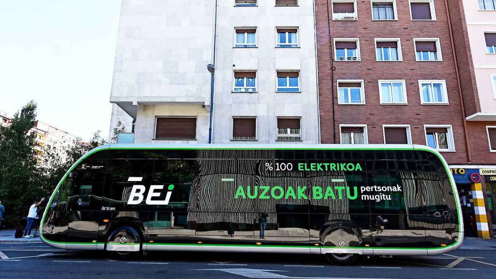 El BEI circulando por las calles de Vitoria. / Ayuntamiento de Vitoria