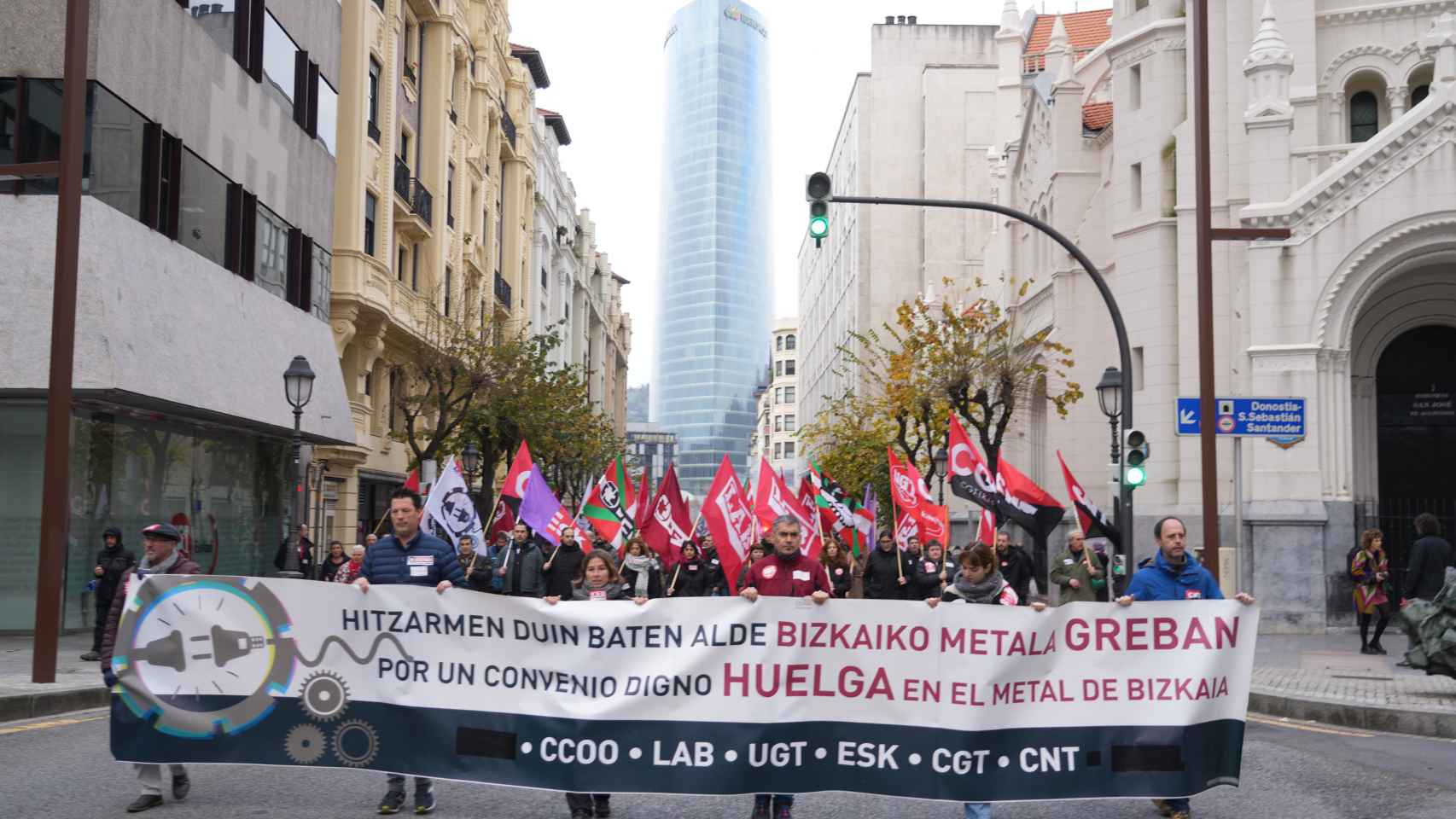 Los sindicatos CCOO, LAB, UGT, ESK, CGT y CNT se manifiestan en las inmediaciones de la sede de la FVEM . / EP