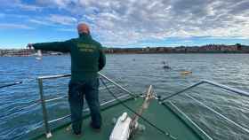 Un agente de la Guardia Civil en aguas de Zierbena / Guardia Civil