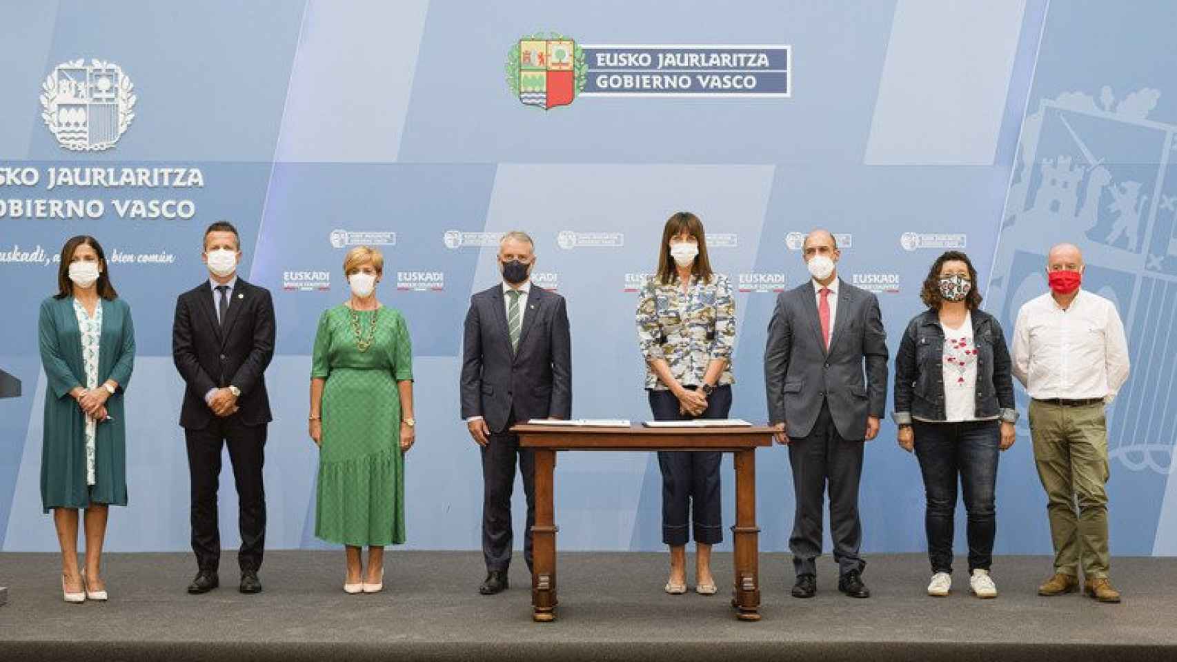 El lehendakari Urkullu, la vicelehendakari Idoia Mendia y la consejera Arantza Tapia con el presidente de Confebask y los representantes de CCOO y UGT en Euskadi./ Irekia