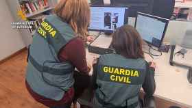 Guardias civiles durante una investigacin. / EP