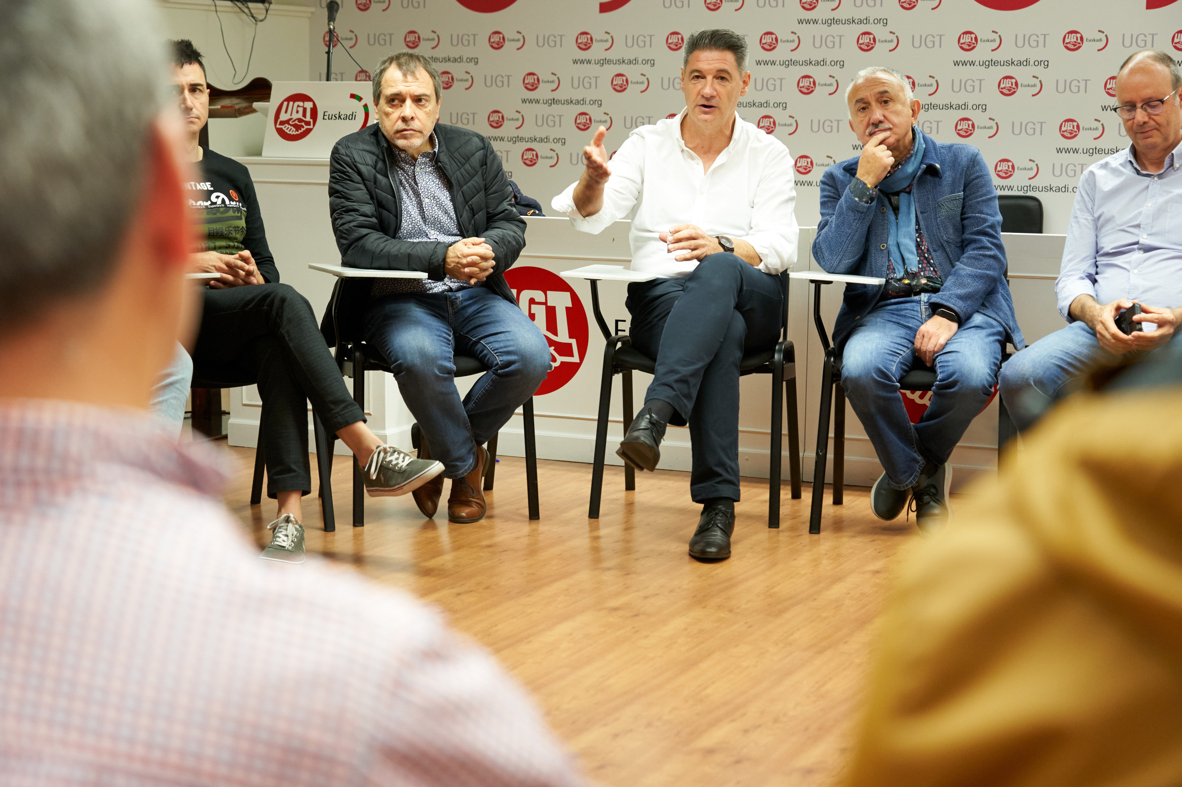 El secretario general de UGT, Pepe Álvarez, charla junto al que era responsable de Mercedes Vitoria, Iñaki Andrés, con trabajadores de la compañía / Pablo González (Europa Press)