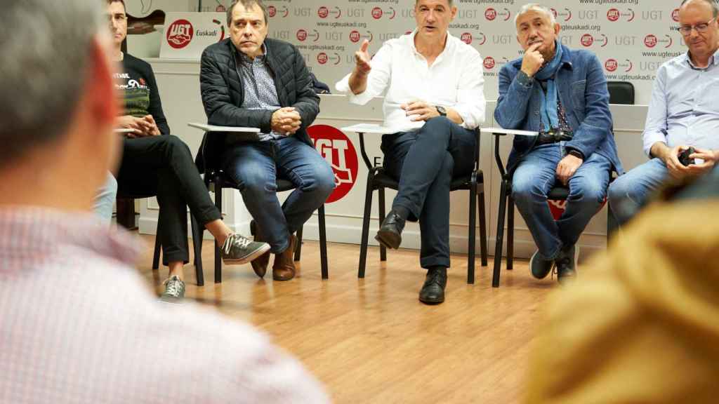 El secretario general de UGT, Pepe lvarez, charla junto al que era responsable de Mercedes Vitoria, Iaki Andrs, con trabajadores de la compaa / Pablo Gonzlez (Europa Press)