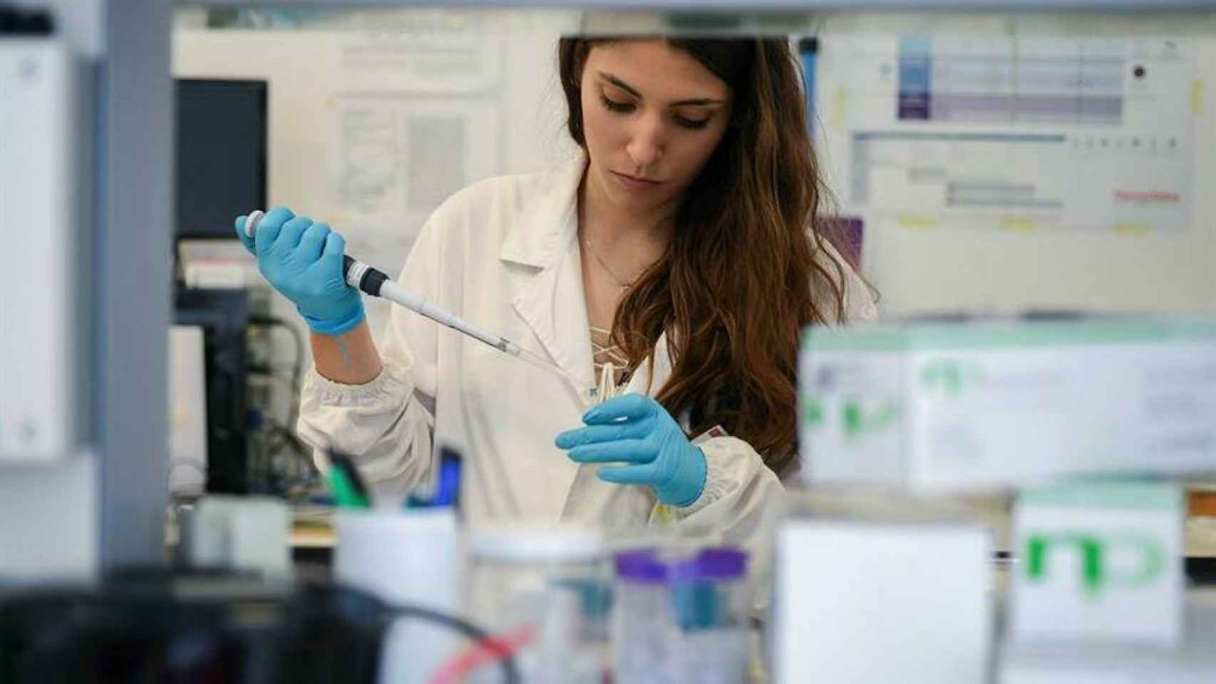 Una investigadora trabaja en un laboratorio /EFE