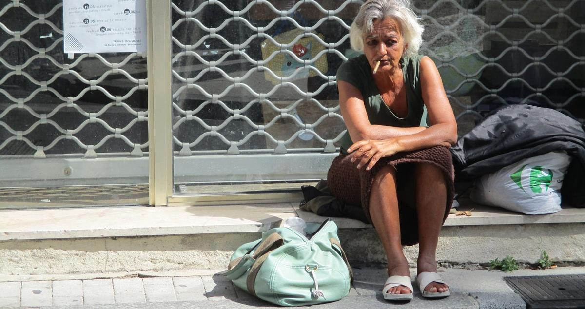 Una mujer sin hogar / PIXABAY