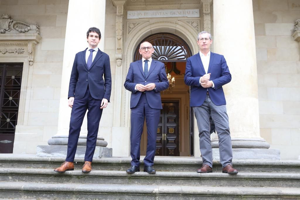 Unai Rementería, diputado general de Bizkaia, Ramiro González, diputado general de Álava y Markel Olano, diputado general de Gipuzkoa. /Diputación de Gipuzkoa