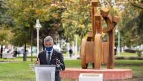 El lehendakari en la inauguracin del monumento a la enfermera, una escultura del artista Jess Lizaso./ Irekia