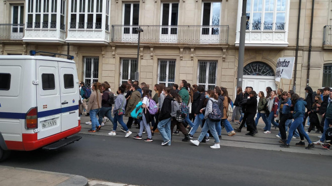 Manifestación de la huelga estudiantil en Vitoria, a su paso por el Parlamento vasco. / EP