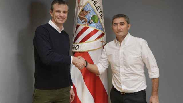 Jon Uriarte, presidente del Athletic y fundador de All Iron, con Ernesto Valverde tras el acuerdo para su renovacin / Athletic Club