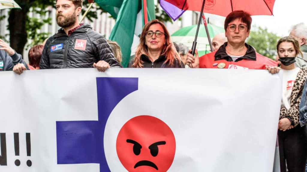 Representantes sindicales encabezando la marcha para salvar Osakidetza / Javier Zorrilla (EFE)