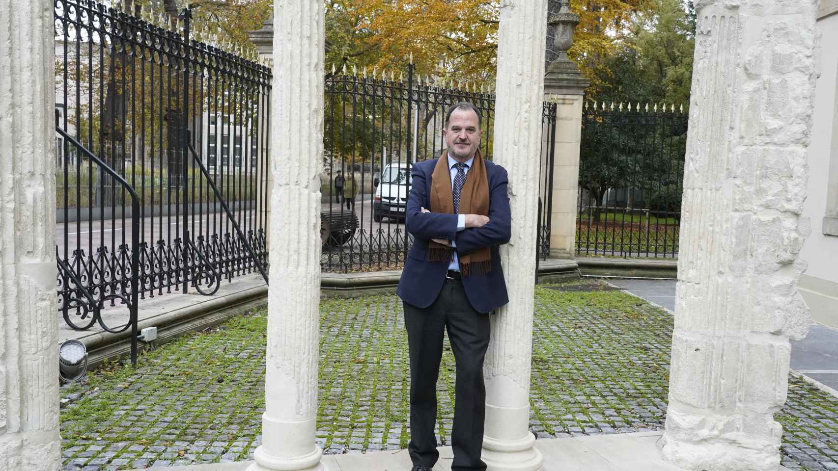 Carlos Iturgaiz en los jardines de la Cmara vasca. / Paulino Oribe