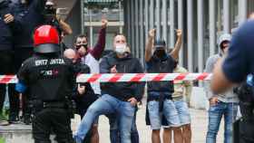 Manifestantes de 'Sare antifascista' vigilados por la Ertzaintza frente al acto de Vox. / EP