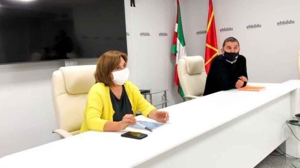 La coordinadora general de Podemos Ahal Dugu, Pilar Garrido, ayer junto al coordinador general de EH Bildu, Arnaldo Otegi.