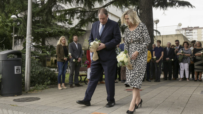 Los hijos de Juan de Dios Doval colocan flores en la placa que recordará a su padre. / EFE