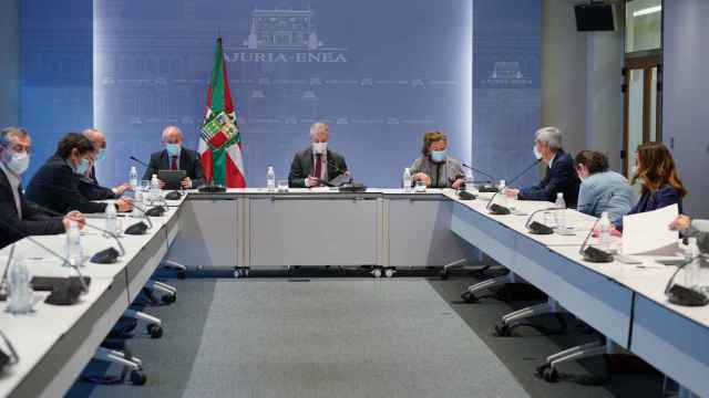 El lehendakari Iigo Urkullu y la consejera de Salud del Pas Vasco, Gotzone Sagardui, presiden la reunin del LABI. / EP