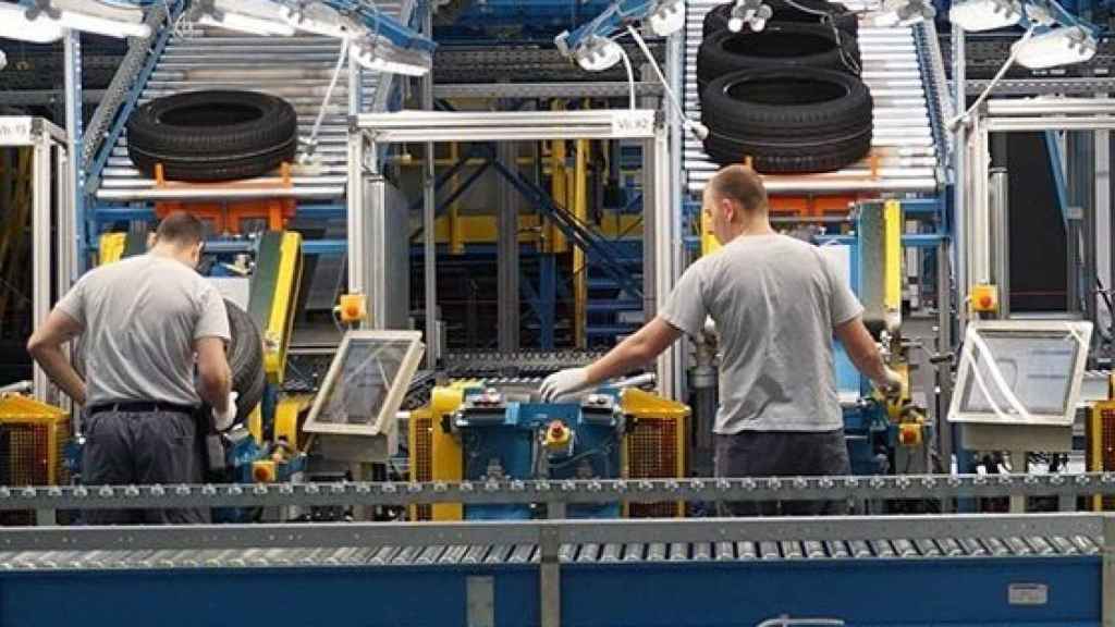 Trabajadores de una fábrica de Bridgestone.