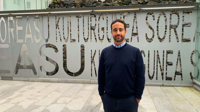 Alberto Gil, director de Desarrollo Eólico de Statkraft, en el centro cultural de Soreasu, en Azpeitia, antes de la asamblea ciudadana / CV