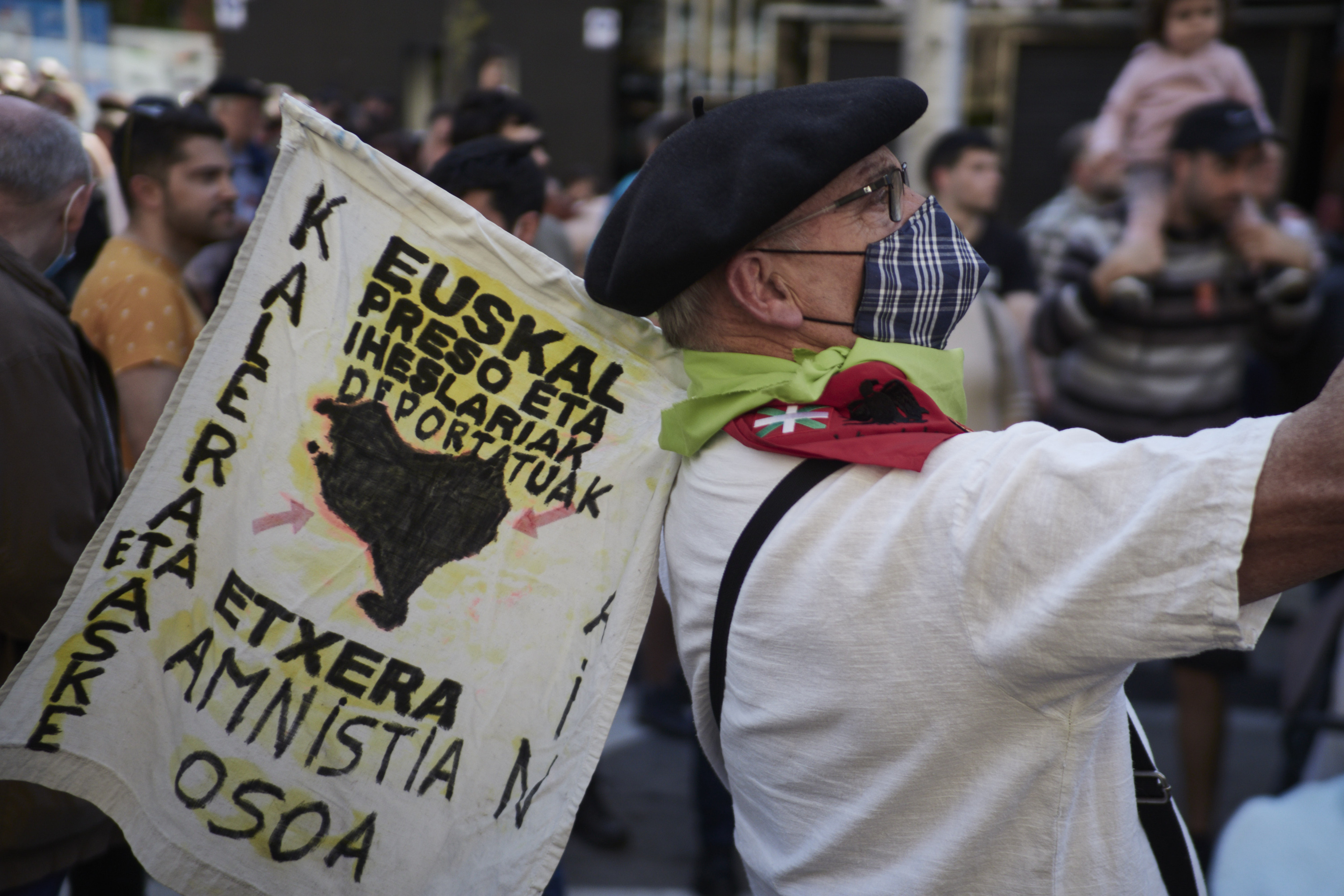 Un hombre participa en una marcha con una pancarta por los presos de ETA. / EP