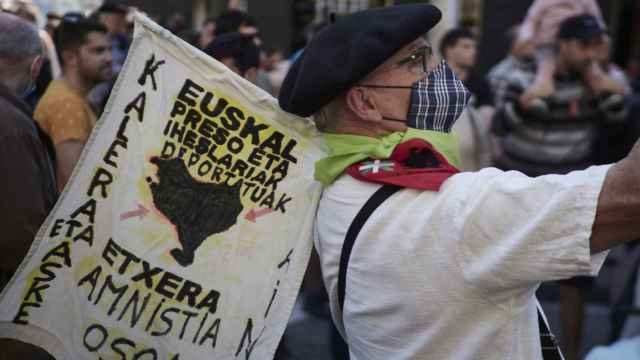 Un hombre participa en una marcha con una pancarta por los presos de ETA. / EP