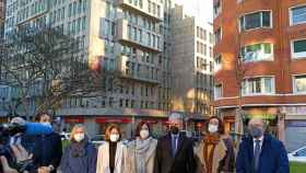 Aner Uriarte, Reyes Goenaga, Carmen Adn, Beatriz Artolazabal, Iaki Subijana, Ana Agirre y Javier Landeta, ante el edificio adquirido por Gobierno Vasco. / EP