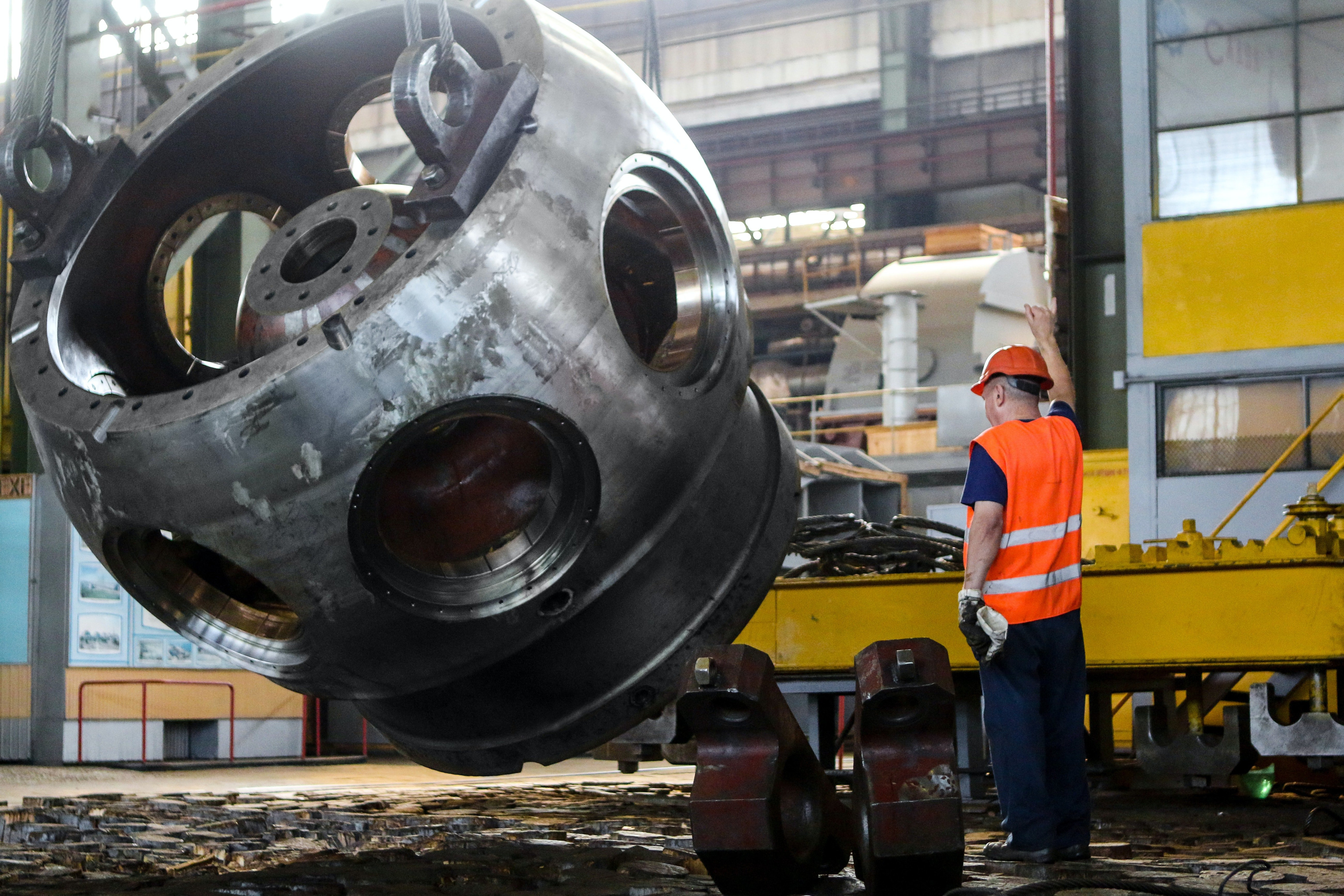 Trabajador de un pyme en la preparación de una pieza industrial / PXL