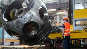 Trabajador de un pyme en la preparacin de una pieza industrial / PXL