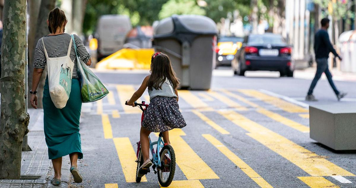 Una madre y su hija en bicicleta / CG