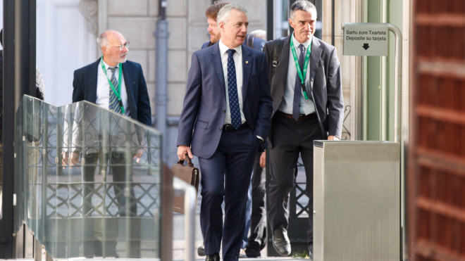 Iñigo Urkullu a su llegada al Parlamento vasco. / EFE