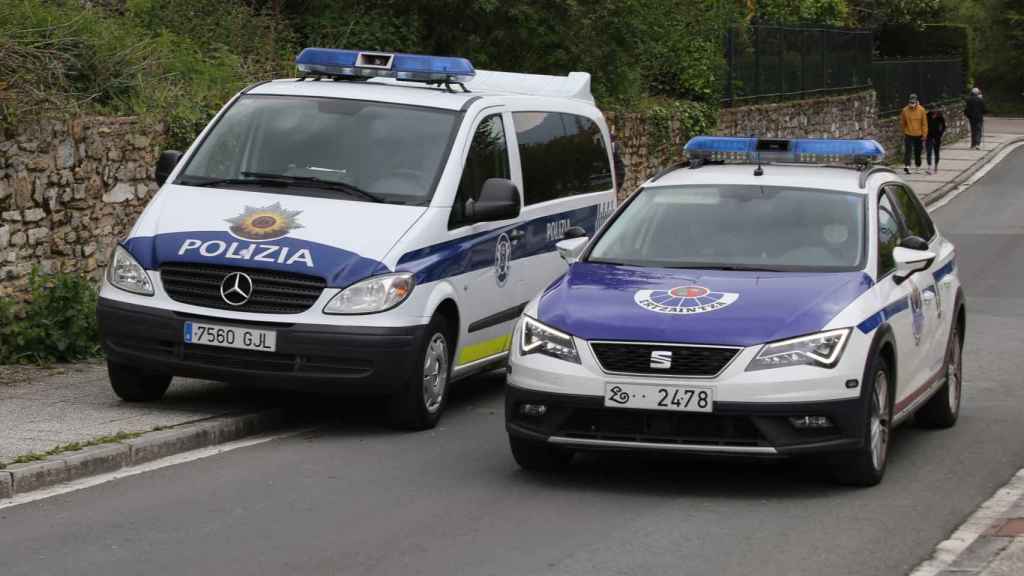 Un coche patrulla de la Ertzaintza junto a otro de polica municipal / EP
