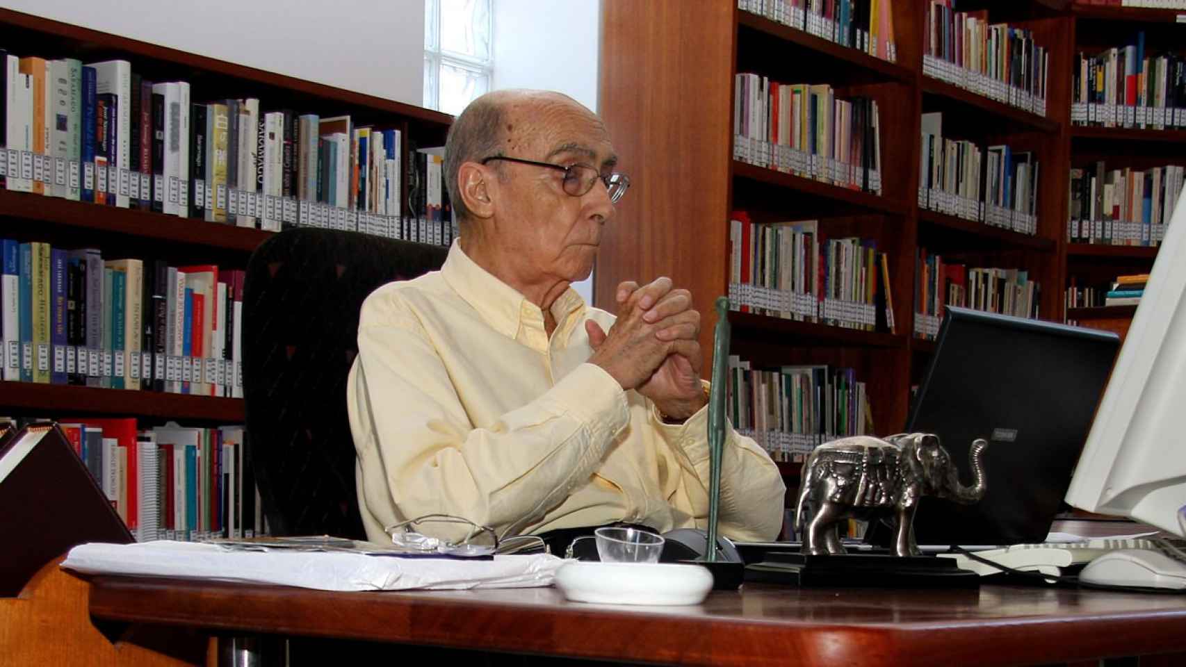 Jos Samarago escribiendo. / Fundacin Jos Saramago