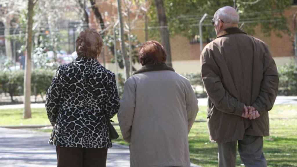 Tres jubilados paseando / EUROPA PRESS