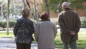 Tres jubilados paseando / EUROPA PRESS