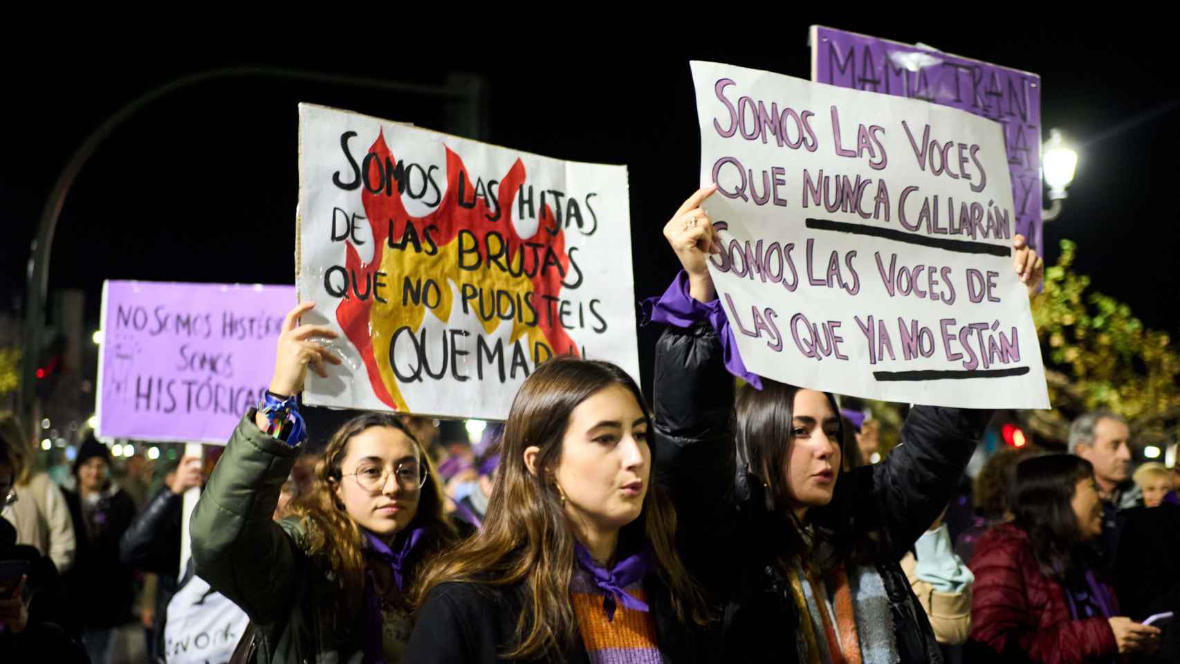 Un grupo de mujeres con pancartas durante una manifestacin contra las violencias machistas, a 25 de noviembre de 2022. / EP