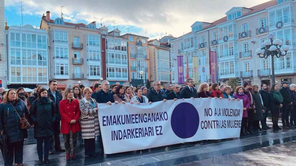 Concentracin del Ayuntamiento de Vitoria con motivo del Da Internacional para la Eliminacin de la Violencia Machista contra las Mujeres. / Ayuntamiento de Vitoria