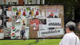 Carteles electorales en Euskadi. / Efe