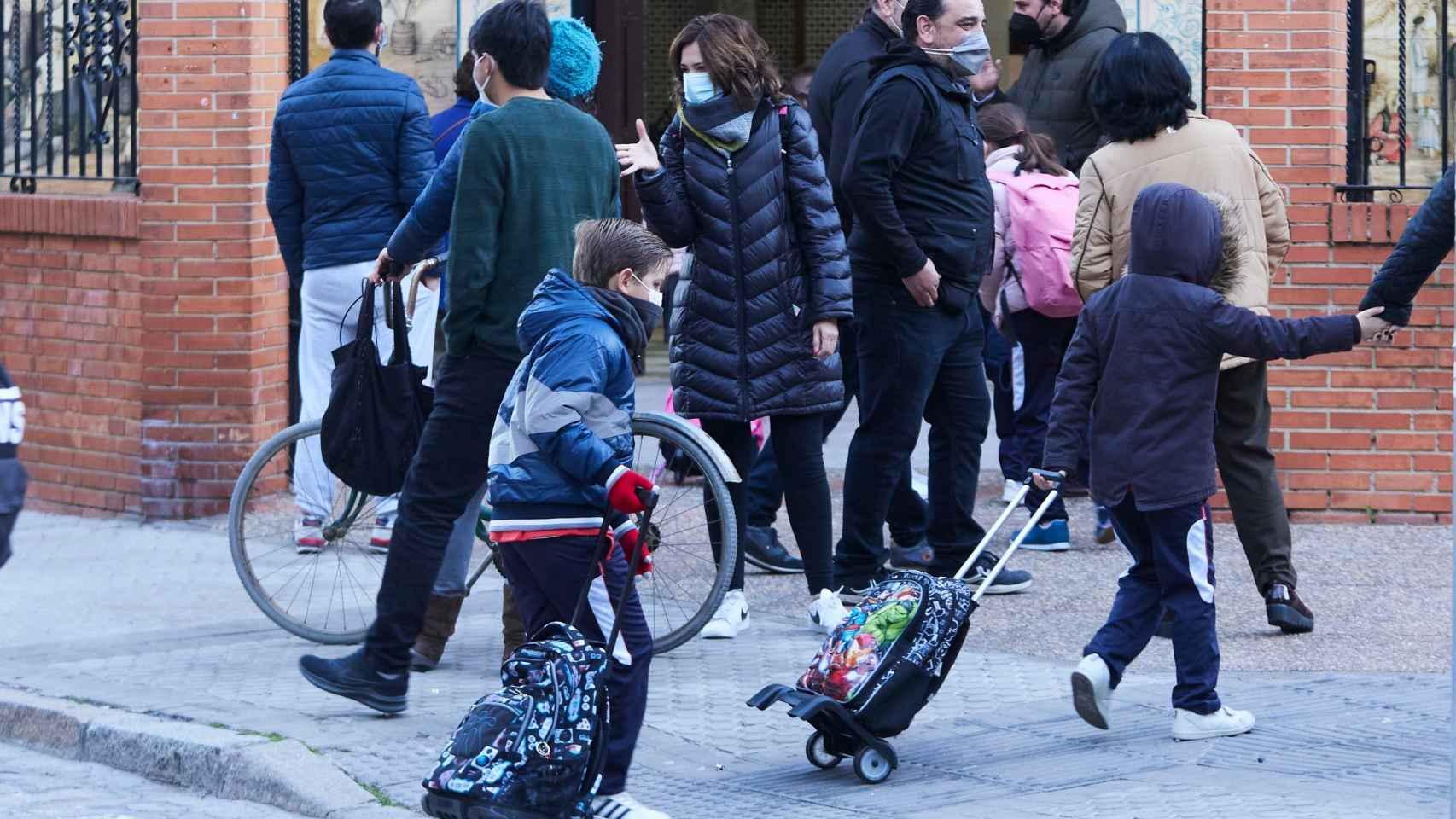 Nios en el acceso a un colegio./ EP