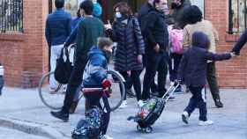 Nios en el acceso a un colegio./ EP