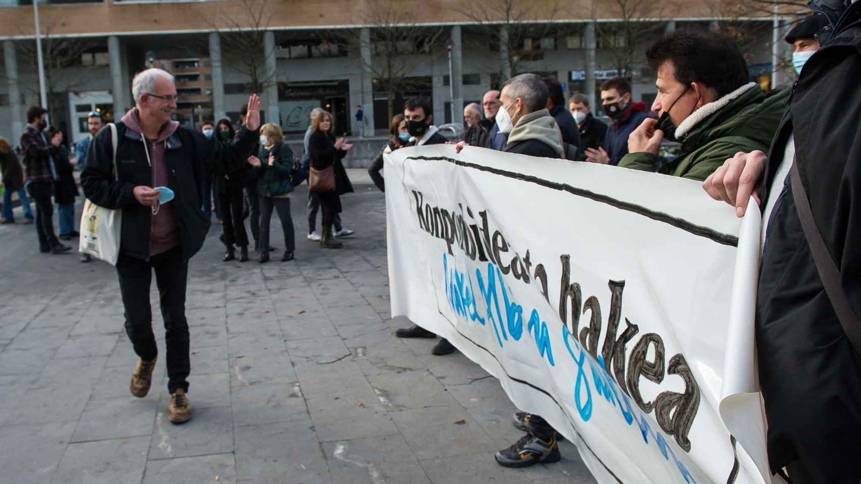 El ex jefe de ETA Mikel 'Antza' llega a los juzgados de San Sebastin para declarar por el asesinato de Ordoez entre aplausos de Sortu. / EP