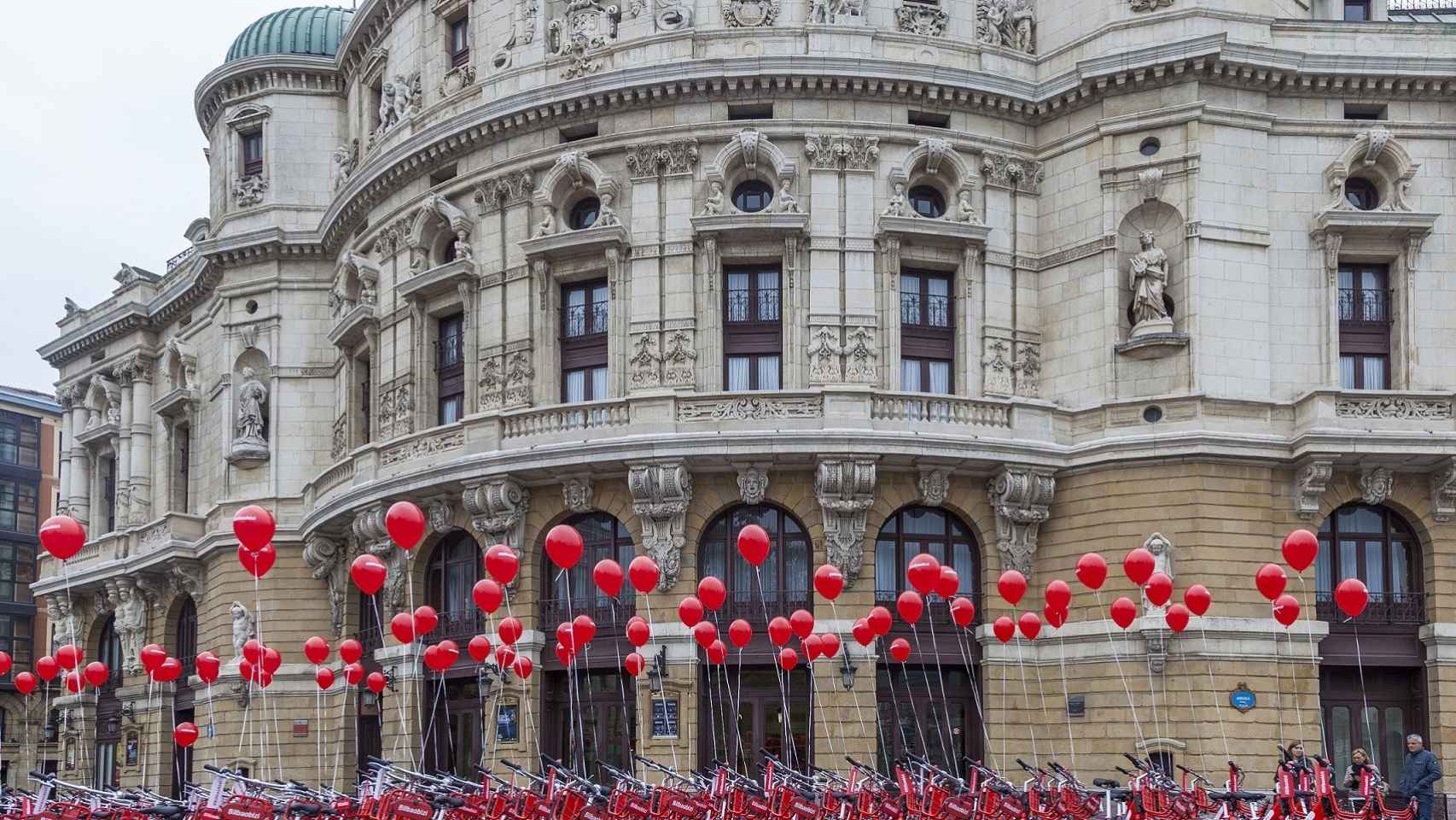 Bicicletas del servicio municipal de prstamo ante el Teatro Arriaga de Bilbao. / EP