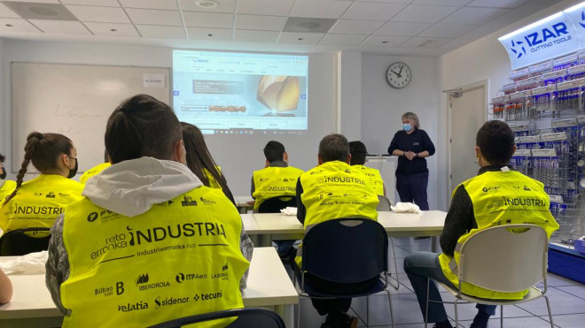 El grupo de alumnos del centro IES Urbi de Basauri visitando la empresa Izar en Amorebieta. / CV