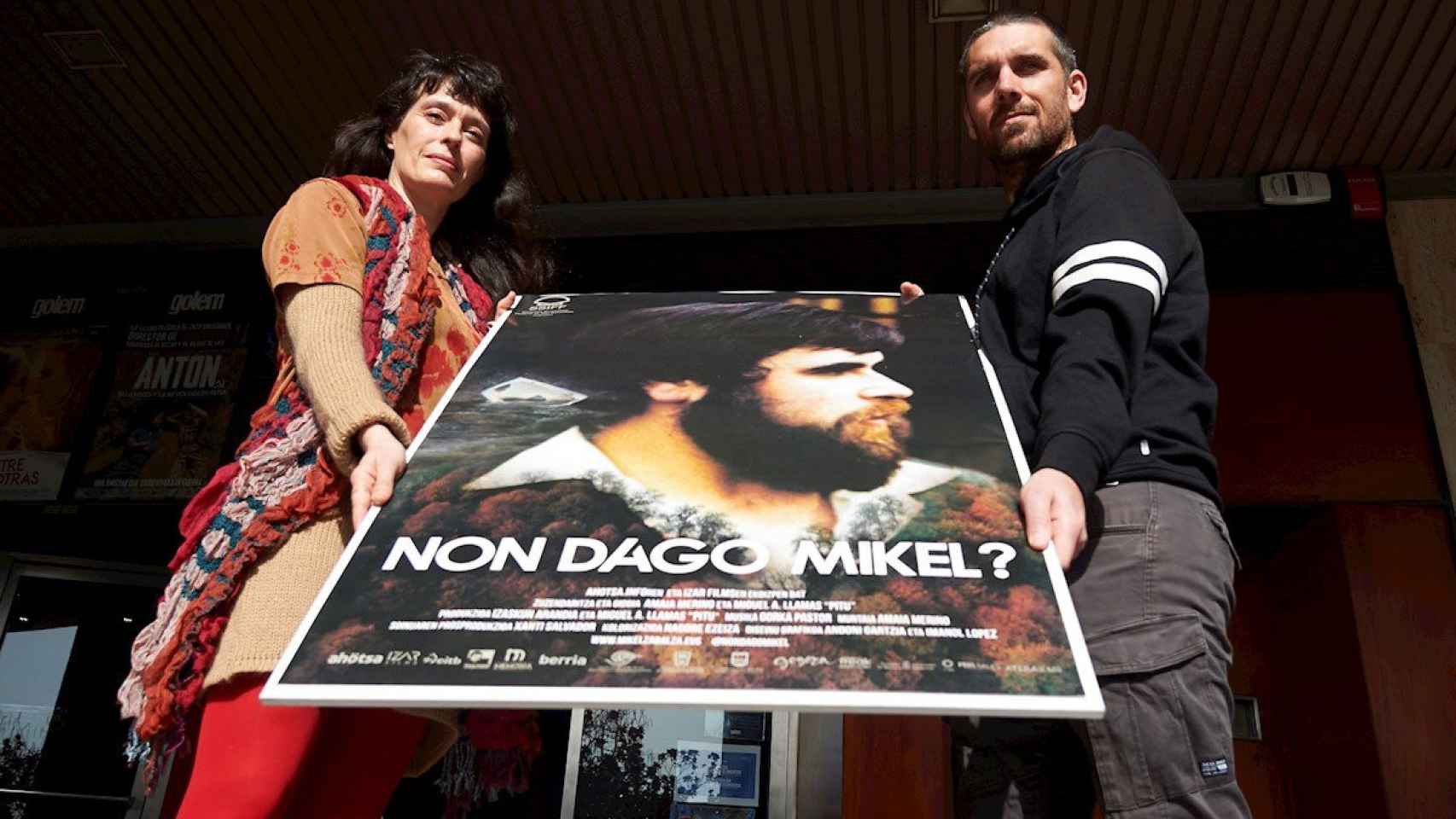 Los dos directores Amaia Merino y Miguel ngel Llamas durante la presentacin este mircoles en Pamplona de la pelcula documental 'Non dago Mikel?'. / EFE