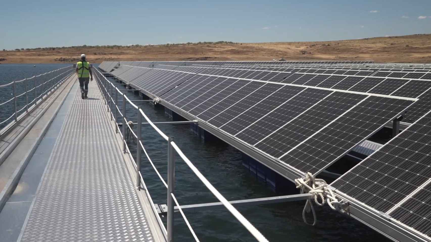 Planta fotovoltaica flotante diseada por Acciona./ Acciona