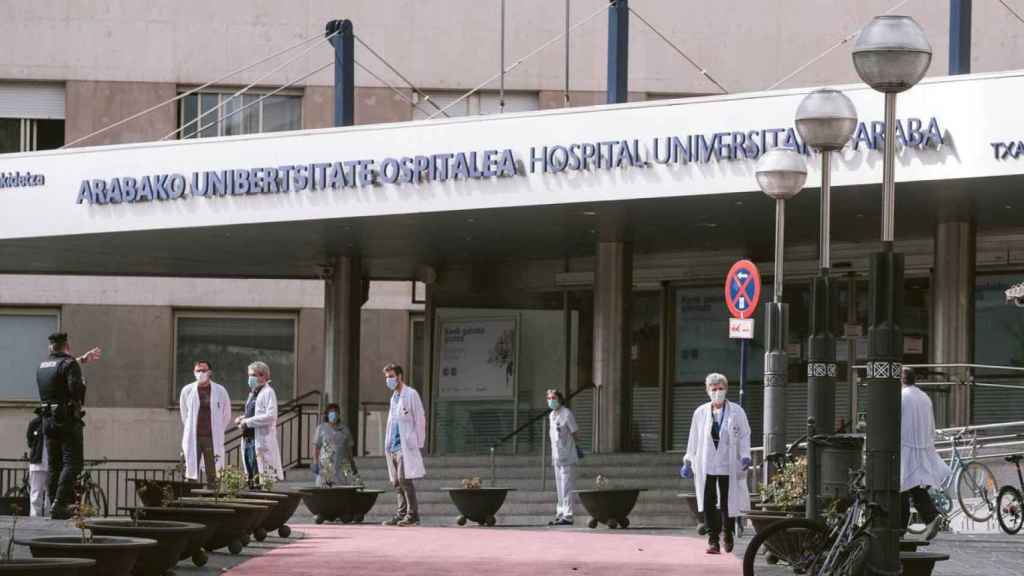 Personal del Hospital de Txagorritxu en Vitoria / EFE