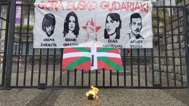 Pancarta por el reciente 'Gudari Eguna' en recuerdo a cuatro miembros de ETA.