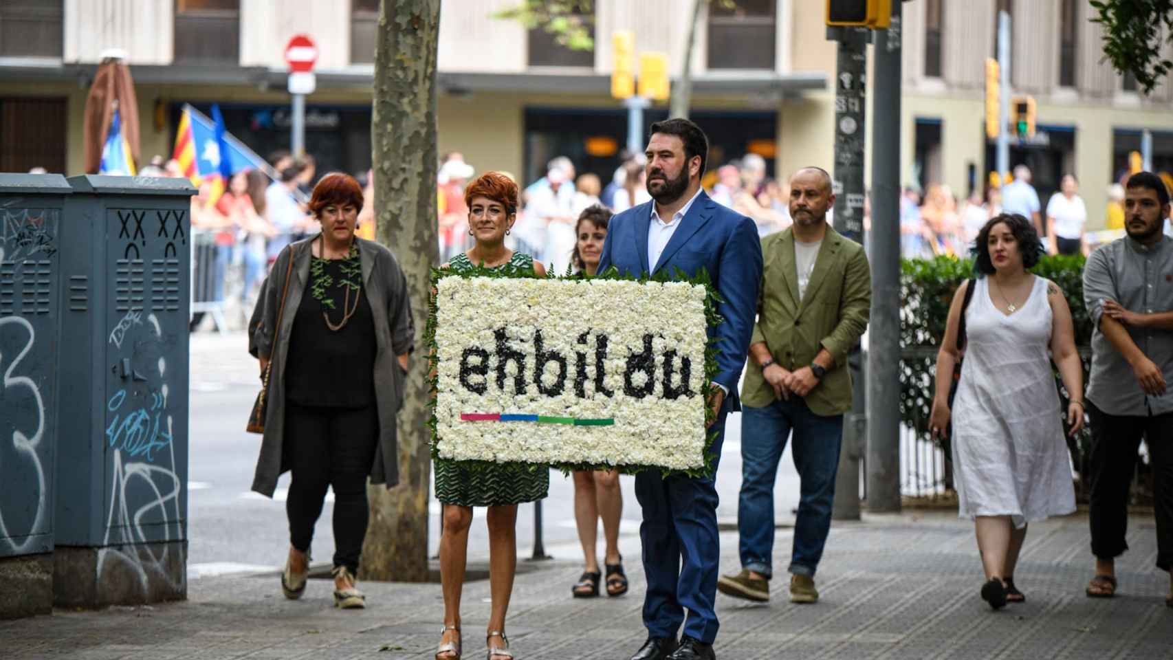 Bakartxo Ruiz y Jon Iarritu, de EH Bildu, en la Diada de este domingo durante la tradicional ofrenda al monumento de Rafael Casanova / EH Bildu