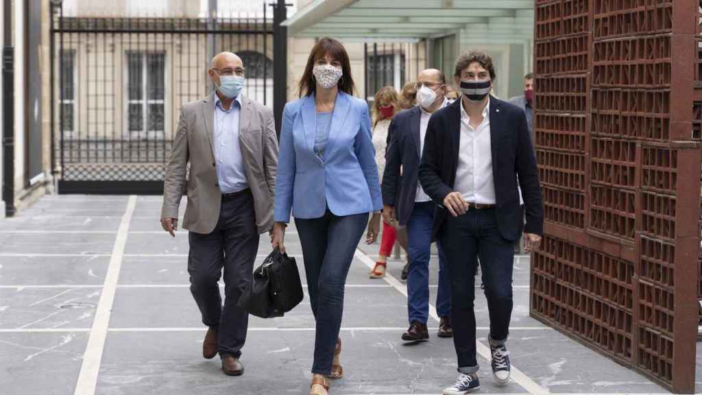 La vicelehendakari y secretaria general del PSE, Idoia Mendia, flanqueda por los parlamentarios Jos Antonio Pastor y Eneko Andueza, en la entrada al Parlamento vasco. EP