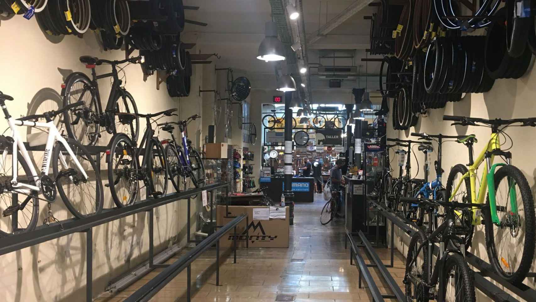 Escaparate de una tienda de bicicletas con un 'stock' muy limitado / CG