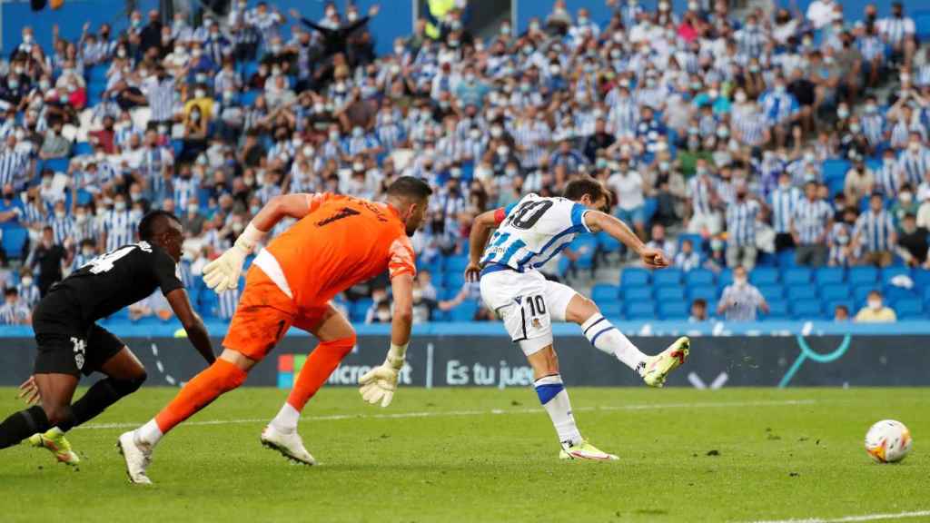 El delantero de la Real Sociedad, Mikel Oyarzabal, golpea el baln en Anoeta. / EFE