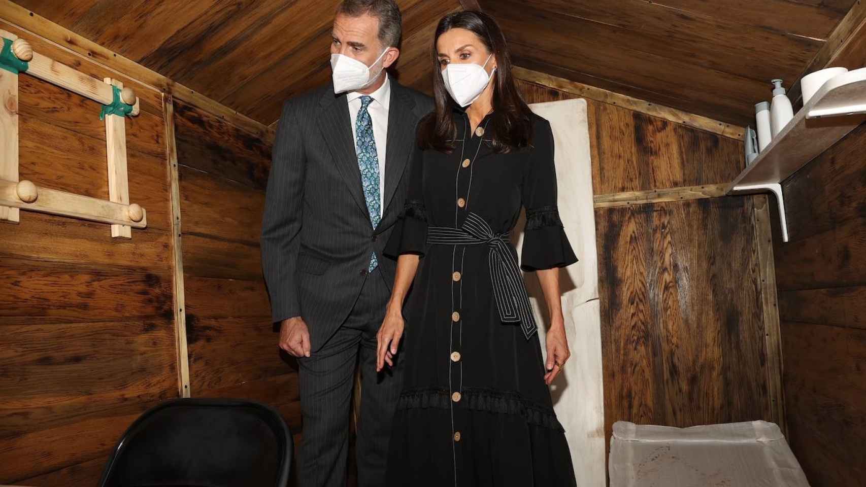 Los reyes Felipe VI y Letizia visitan la rplica del zulo en el que estuvieron secuestrados Julio Iglesias y Jos Antonio Ortega Lara. / CASA REAL