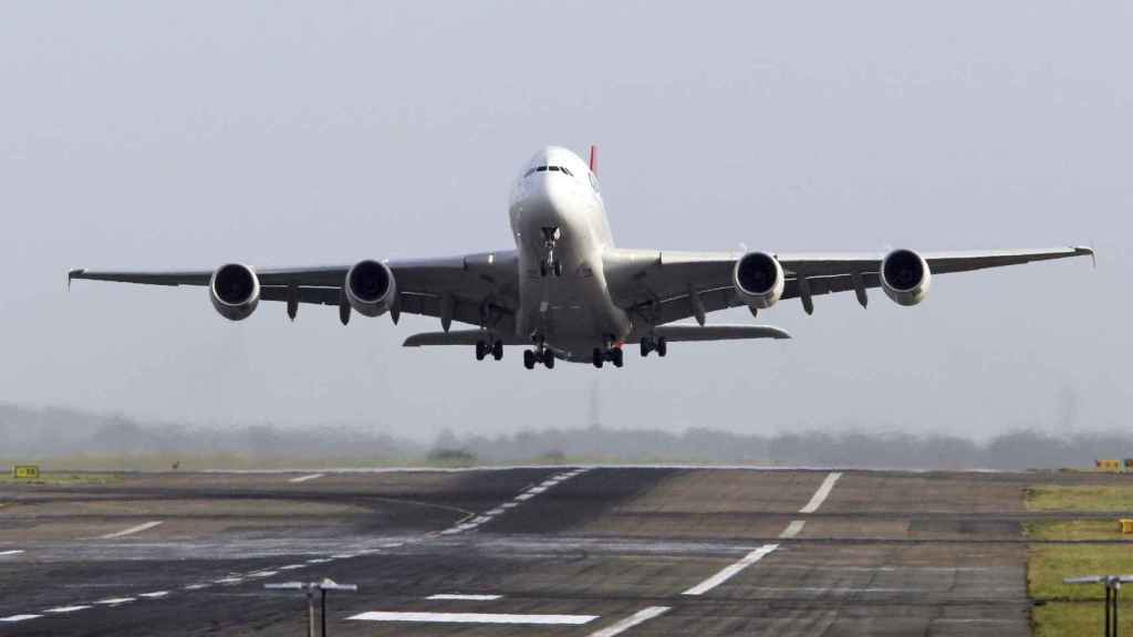 Un avin emprende vuelo en un aeropuerto / EFE